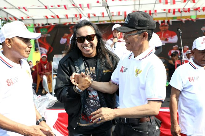 
					Wali Kota Batam, Amsakar Achmad bersama penyanyi Poey Stings saat menghadiri HUT ke-81 RI di Bulang, Minggu (23/8/2026). 