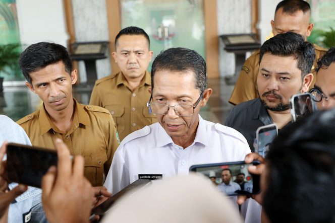 
					Wali Kota Batam, Amsakar Achmad, memberi keterangan kepada awak media, Senin (24/8/2026). 