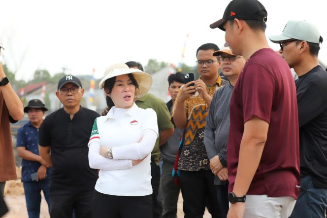 
					Wakil Wali Kota Batam, Li Claudia Chandra, meninjau sejumlah titik pembangunan drainase di Sei Beduk, Selasa (25/8/2026). 