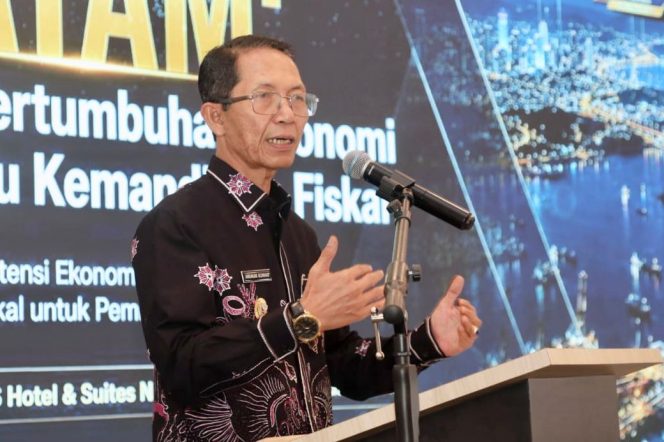 
					Wali Kota Batam, Amsakar Achmad, menyampaikan sambutan saat Seminar Rembug Fiskal Komwil I APEKSI 2026 di Harris Hotel & Suites Nagoya Batam, Kamis (27/8/2026).