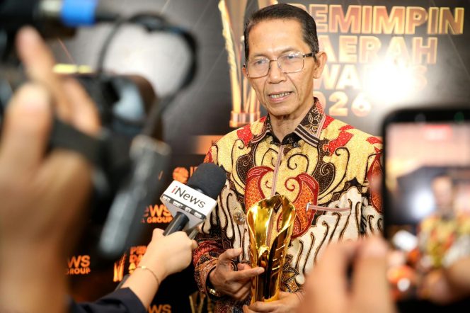 
					Kepala Badan Komunikasi Pemerintah RI, Muhammad Qodari, menyerahkan penghargaan Pemimpin Daerah Awards 2026 kepada Wali Kota Batam, Amsakar Achmad, di JCH Gedung iNews Tower, Jakarta, Kamis (27/8/2026). 