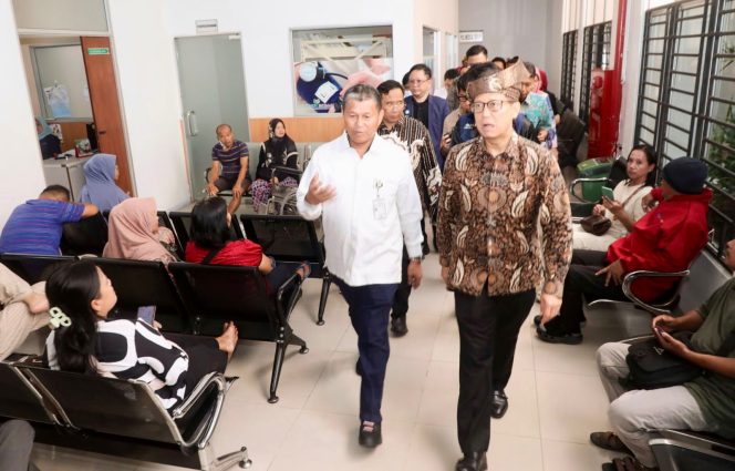 
					Sekda Batam, Firmansyah, berbincang dengan Menkes RI, Budi Gunadi Sadikin, saat meninjau operasi clipping aneurisma otak perdana di RSUD EF, Jumat (28/8/2026). 