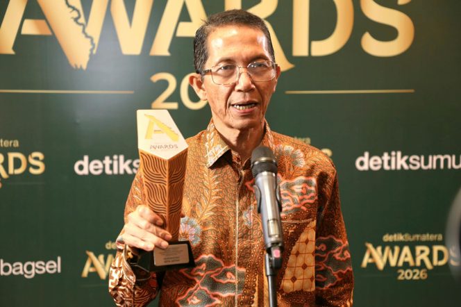 
					Wali Kota Batam, Amsakar Achmad, bersama Chairman dan Pendiri CT Corp, perusahaan induk yang menaungi detik.com melalui Trans Corp, Chairul Tanjung, saat menerima penghargaan Detik Sumatera Awards 2026 di Jakarta, Jumat (28/8/2026). 