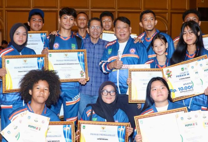 
					Wali Kota Batam, Amsakar Achmad, bersama sejumlah atlet Batam saat Malam Apresiasi Olahragawan, Pelatih, dan Manajer Olahraga Berprestasi Kota Batam di Hotel Harmoni One, Batam Centre, Sabtu (29/8/2026) malam. 
