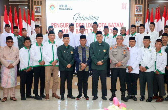 
					Sekda Batam, Firmansyah, memberikan selamat untuk ketua dan pengurus LDII Batam usai pelantikan di Kantor Wali Kota Batam, Minggu (30/8/2026). 