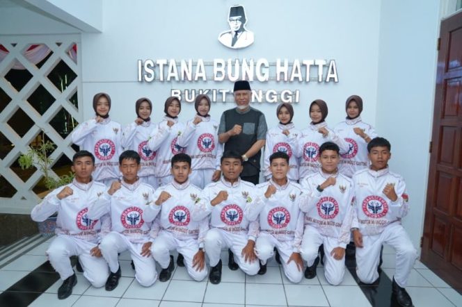 
					Gubernur Mahyeldi Lepas Kontingen MAN 1 Bukittinggi ke LKBB-PB Nasional di MPR RI
