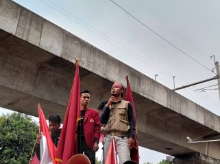 Massa aksi dari mahasiswa Himpunan Mahasiswa Persatuan Islam (Hima Persis) berunjuk rasa di Kejaksaan Agung, Jakarta Selatan, Selasa (4/8/2026).
