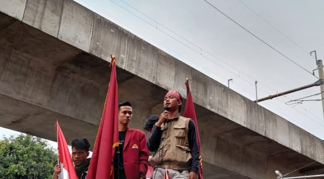 Massa aksi dari mahasiswa Himpunan Mahasiswa Persatuan Islam (Hima Persis) berunjuk rasa di Kejaksaan Agung, Jakarta Selatan, Selasa (4/8/2026).