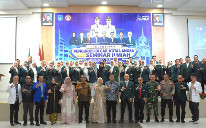 
					dr. Fathur Rahman resmi nahkhodai IDI Cabang Langsa, setelah di kukuhkan oleh Ketua IDI Provinsi Aceh