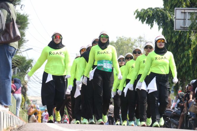 
					Ribuan Srikandi ikuti gerak jalan 8 Kilometer. Wako Lis : Wujudkan semangat dan Kekompakan Masyarakat