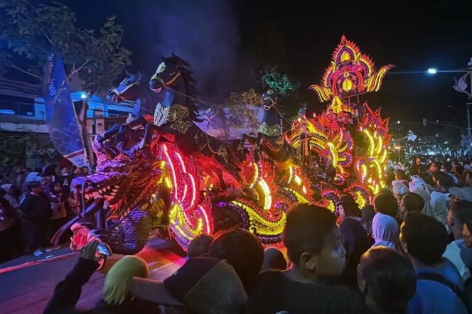 
					Jalan Soekarno-Hatta menjadi panggung budaya dalam ajang Kebumen Night Street Carnival dalam rangakaian Kebumen Fest 2026, Sabtu malam (22/8/2026). 