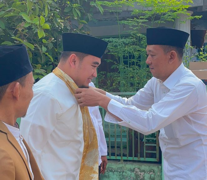 
					Wali Kota Cilegon Robinsar Terima Slempang Kehormatan Saat Hadiri Maulid Nabi di Kapudenok Julalen