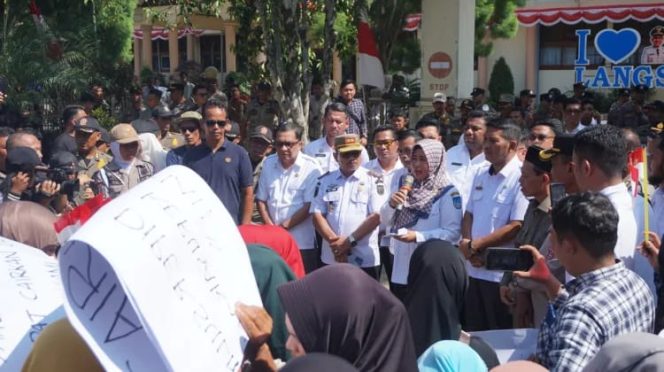 
					Kecewa!  Sekda Kota Langsa Pergi Tinggalkan Massa Aksi Korban Banjir Langsa Tanpa Jawaban