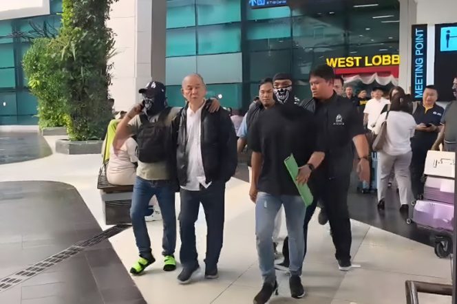 
					Keterangan : Yuwanky, Tersangka kasus peredaran gelap narkotika saat diringkus usai melarikan diri ke singapura