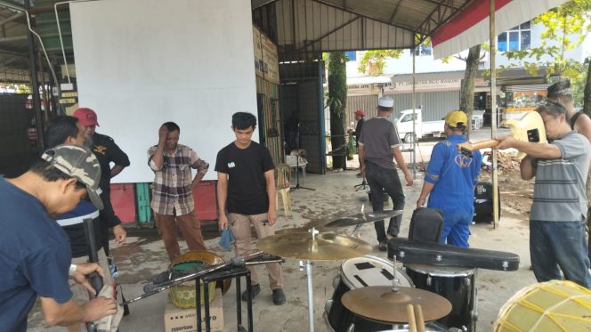 
					Laskar Melayu Bersatu Kepri Kota Batam Gotong Royong di Mabes Taman Carina, Lanjut Silaturahmi ke Pantai Setokok