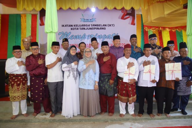 
					Maulid Nabi dan HUT ke-81 RI, Rumah Adat Tambelan Terima Sertifikat Wakaf