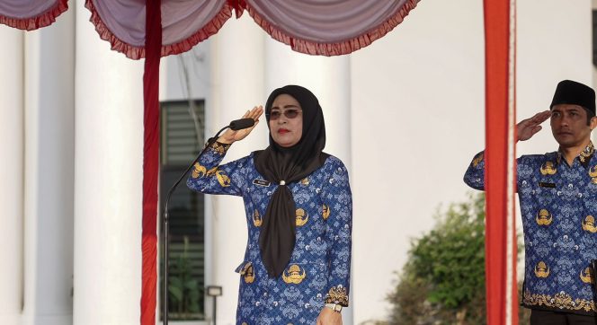 
					Sekretaris Daerah Provinsi (Sekdaprov) Kepulauan Riau, Misni bertindak selaku inspektur upacara pada peringatan HUT ke-81 Republik Indonesia di lingkungan Pemerintah Provinsi Kepri di Kantor Gubernur Kepri, Dompak, Senin (17/8/2026). 