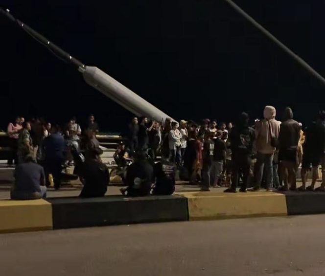
					Ket foto: warga melihat proses pencarian tim SAR