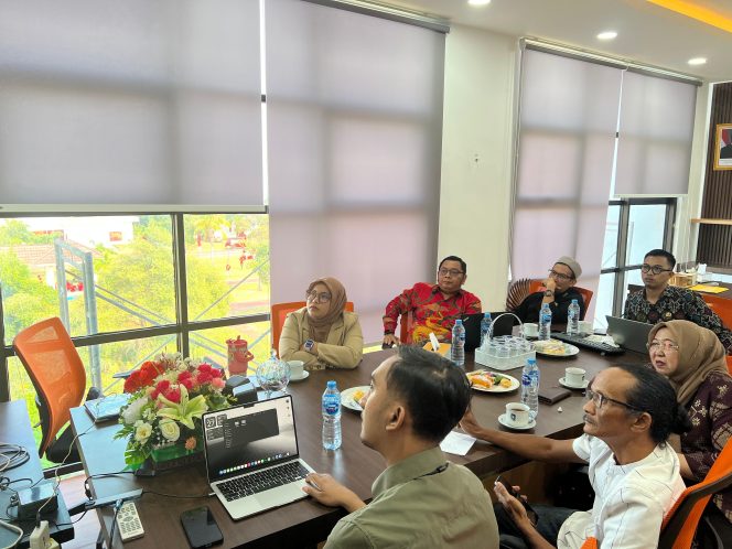 
					Proses seleksi logo HUT Ke-24 Provinsi Kepulauan Riau di Ruang Kerja Kepala Dinas Komunikasi dan Informatika Provinsi Kepri 
