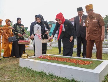 Sekdaprov Kepri Misni bersama para Veteran dan sejumlah pimpinan OPD melaksanakan tabur bunga di makam veteran di Taman Makam Pahlawan Pusara Bhakti Tanjungpinang, Senin (10/8/2026). Tambur bunga dilaksanakan dalam upacara memperingati Hari Veteran tahun 2026.