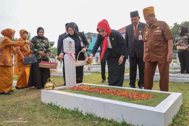 
					Sekdaprov Kepri Misni bersama para Veteran dan sejumlah pimpinan OPD melaksanakan tabur bunga di makam veteran di Taman Makam Pahlawan Pusara Bhakti Tanjungpinang, Senin (10/8/2026). Tambur bunga dilaksanakan dalam upacara memperingati Hari Veteran tahun 2026.
