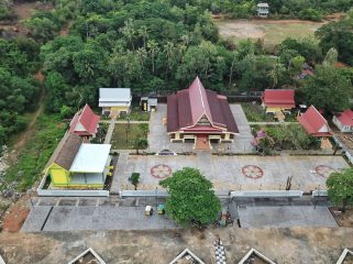 Balai Adat di Pulau Penyengat, Tanjungpinang, terlihat dari udara. Terlihat revitalisasi dilaksnakan Pemprov Kepri di kawasan ini merubah wajah bangunan sebagai pusat musyawarah, tempat penyambutan tamu penting, dan wadah kegiatan budaya Melayu di Pulau Penyengat. 