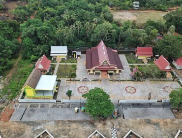 Balai Adat di Pulau Penyengat, Tanjungpinang, terlihat dari udara. Terlihat revitalisasi dilaksnakan Pemprov Kepri di kawasan ini merubah wajah bangunan sebagai pusat musyawarah, tempat penyambutan tamu penting, dan wadah kegiatan budaya Melayu di Pulau Penyengat. 