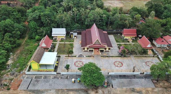 Balai Adat di Pulau Penyengat, Tanjungpinang, terlihat dari udara. Terlihat revitalisasi dilaksnakan Pemprov Kepri di kawasan ini merubah wajah bangunan sebagai pusat musyawarah, tempat penyambutan tamu penting, dan wadah kegiatan budaya Melayu di Pulau Penyengat. 