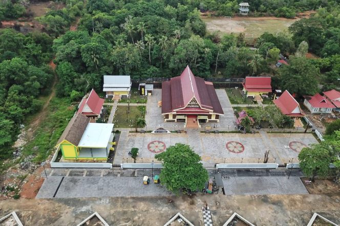 
					Balai Adat di Pulau Penyengat, Tanjungpinang, terlihat dari udara. Terlihat revitalisasi dilaksnakan Pemprov Kepri di kawasan ini merubah wajah bangunan sebagai pusat musyawarah, tempat penyambutan tamu penting, dan wadah kegiatan budaya Melayu di Pulau Penyengat. 