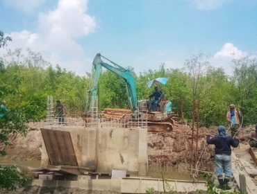 Pembangunan pintu air di Dusun 4 Desa Sebesi, Kecamatan Kundur, Kabupaten Karimun. (Sumber: Dinas PUPP Kepri)