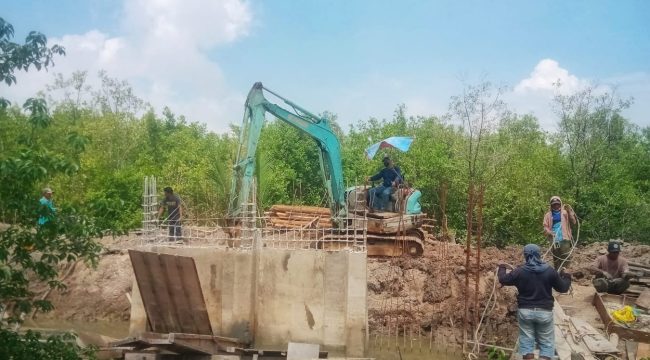 Pembangunan pintu air di Dusun 4 Desa Sebesi, Kecamatan Kundur, Kabupaten Karimun. (Sumber: Dinas PUPP Kepri)