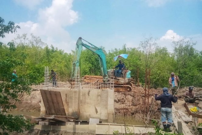 
					Pembangunan pintu air di Dusun 4 Desa Sebesi, Kecamatan Kundur, Kabupaten Karimun. (Sumber: Dinas PUPP Kepri)