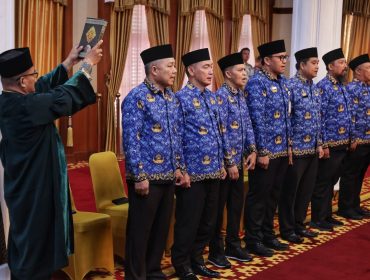 Tujuh pejabat yang dilantik membacakan sumpah jabatan. 