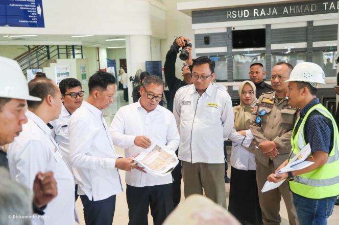 
					Wakil Gubernur Kepri Nyanyang Haris Pratamura didampingi Kadis PUPP Rodi Yantari dan Direktur RSUD RAT Bambang Utoyo melihat Shop drawing - gambar teknis rinci - perbaikan fasilitas di RSUD Provinsi Kepri Raja Ahmad Tabib, Rabu (2/9/2026). 