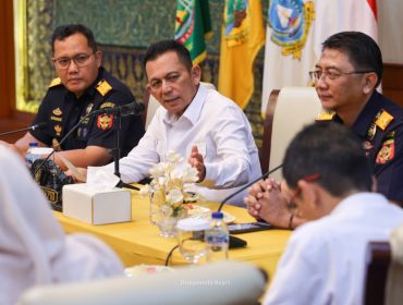 Gubernur Kepulauan Riau, Ansar Ahmad bersama Kepala Kanwil DJBC Provinsi Kepri Sodikin dan Kepala Kantor Pelayanan Ytama Bea Cukai Batam Agung Widodo melaksanakan pembahasan dalam upaya memperkuat sinergi. Mulai dari FTZ, distribusi barang hingga pariwisata di Gedung Daerah, Tanjungpinang, Rabu (9/9/2026). 