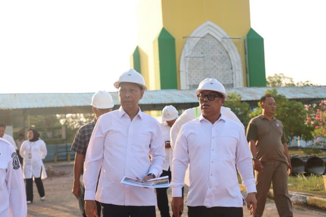 
					Wakil Gubernur Kepri Nyanyang Haris Pratamura didampingi Kepala Dinas PUPP Rodi Yantari meninjau pekerjaan renovasi Masjid Raya Nur Ilahi, Pulau Dompak, Tanjungpinan, Rabu (2/9/2026). 