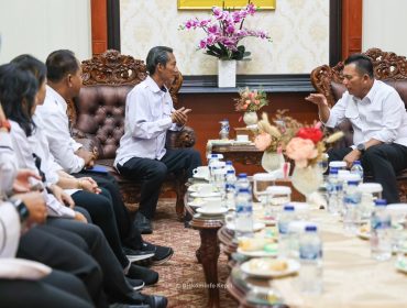 Gubernur Kepri Ansar Ahmad berdiskusi bersama Kepala BKKBN Provinsi Kepri yang baru Victor Palimbong di Gedung Daerah, Tanjungpinang, Rabu (9/9/20206). Dalam pertemuan dibahas sejumlah hal terkait penguatan koordinasi dan sinergi dalam memperkuat berbagai program kependudukan dan pembangunan keluarga.
