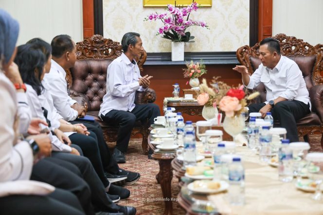 
					Gubernur Kepri Ansar Ahmad berdiskusi bersama Kepala BKKBN Provinsi Kepri yang baru Victor Palimbong di Gedung Daerah, Tanjungpinang, Rabu (9/9/20206). Dalam pertemuan dibahas sejumlah hal terkait penguatan koordinasi dan sinergi dalam memperkuat berbagai program kependudukan dan pembangunan keluarga.