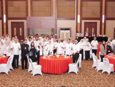 Sekdaprov Kepri Misni dan Kabiro Umum Setdaprov Kepri Endri Joko Satrio berfoto bersama peserta Pelatihan Set-Up Table di Aula Wan Seri Beni, Dompak, Rabu (9/9/2026). 