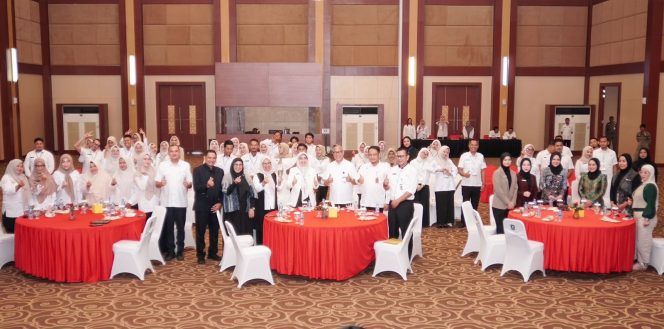 
					Sekdaprov Kepri Misni dan Kabiro Umum Setdaprov Kepri Endri Joko Satrio berfoto bersama peserta Pelatihan Set-Up Table di Aula Wan Seri Beni, Dompak, Rabu (9/9/2026). 
