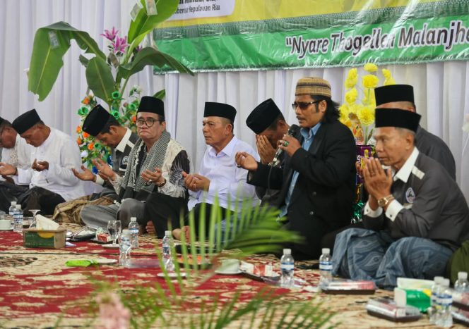 
					Gubernur Kepri Ansar Ahmad menyalami warga terhimpun dalam Perkumpulan Kekerabatan Masyarakat Bawean (PKMB) Provinsi Kepri sempena Peringatan Maulid Nabi sekaligus Pengukuhan dan Raker diselenggarakan organisasi kemasyarakatan ini, Minggu (6/9/2026). 