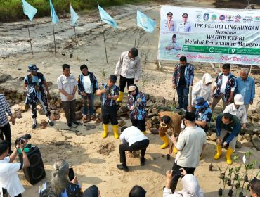 Wakil Gubernur Kepri Nyanyang Haris Pratamura terjun langsung dalam aksi nyata peduli lingkungan digelar Ikatan Pemuda Karya (IPK) Kepri dan IPK Batam di Pantai Vio Vio, Jembatan 5 Barelang, Selasa (8/9/2026). 