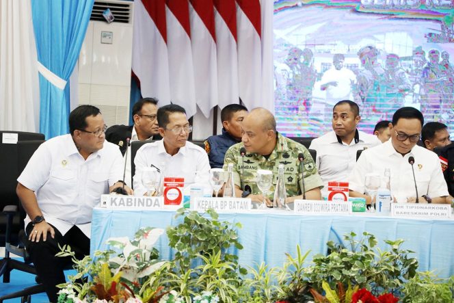 
					Wali Kota Batam, Amsakar Achmad, memberi keterangan kepada awak media usai menghadiri konferensi pers di Gedung Lancang Kuning Polda Kepri, Selasa (1/9/2026). 