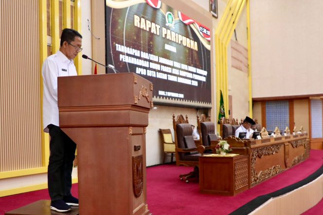 
					Wali Kota Batam, Amsakar Achmad, berbincang dengan sejumlah anggota DPRD Batam saat Rapat Paripurna DPRD Kota Batam di Ruang Sidang DPRD Kota Batam, Rabu (2/9/2026). 