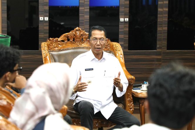 
					Wali Kota Batam, Amsakar Achmad, berdialog dengan mahasiswa dan pemuda saat menerima audiensi Koalisi Angkatan Muda Bersatu Kota Batam di Kantor Wali Kota Batam, Rabu (2/9/2026).