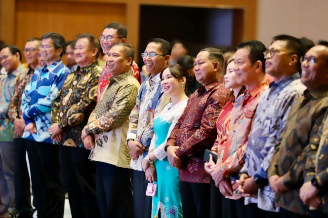 
					Wali Kota Batam, Amsakar Achmad, bersama Wakil Wali Kota Batam, Li Claudia Chandra, menghadiri Singapore National Day Reception di Grand Ballroom Hotel Radisson, Sukajadi, Kecamatan Batam Kota, Kamis (3/9/2026) malam. 