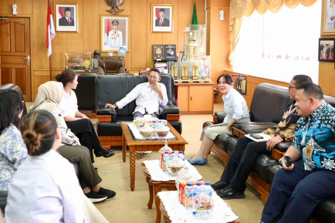 
					Wali Kota Batam, Amsakar Achmad, bersama Wakil Wali Kota Batam, Li Claudia Chandra, menerima kunjungan kerja pimpinan dan anggota DPRD Kota Tangerang Selatan di Ruang Kerja Wali Kota Batam. 