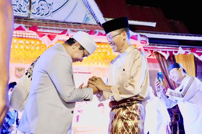 
					Wali Kota Batam, Amsakar Achmad, menghadiri Belakang Padang Bershalawat Jilid 2 di Lapangan Indra Sakti, Kecamatan Belakang Padang, Sabtu (5/9/2026) malam. 