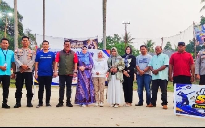 
					Sekda Bintan Buka Turnamen Bola Voli Semi Open Antar RW Cup V di Sebong Lagoi