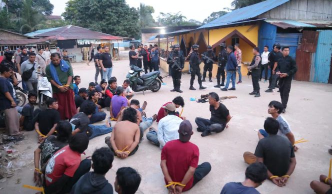 
					Polda Kepri amankan sebanyak 114 orang dalam pelaksanaan Kegiatan Rutin Yang Ditingkatkan (KRYD) yang menyasar kawasan Kampung Madani, Kelurahan Muka Kuning, Kecamatan Sei Beduk, Kota Batam, Minggu (6/9/2026) 